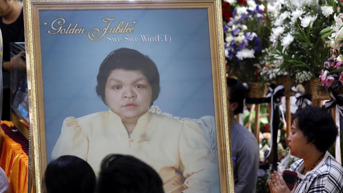 Familiares y allegados transportan una fotografía de la famosa adivina birmana Swe Swe Win, durante su funeral en un cementerio de Rangún, el 12 de septiembre.