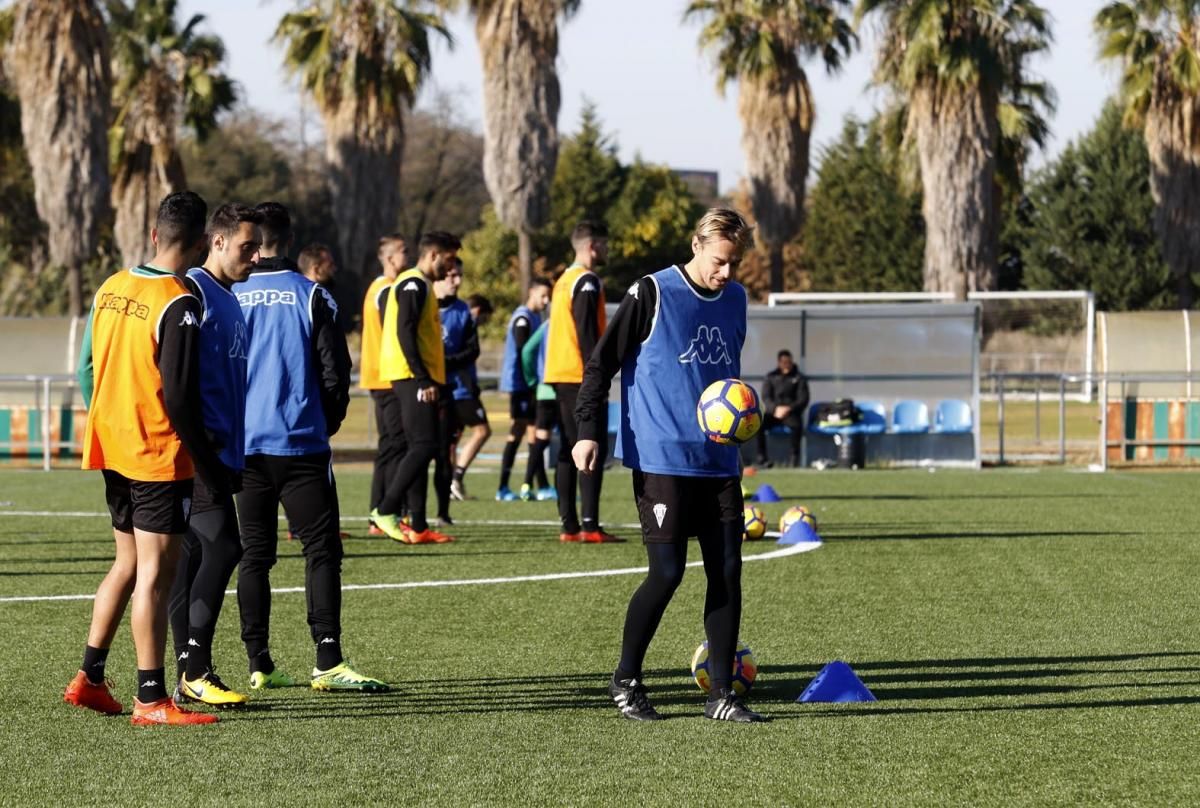 CCF: Entrenamiento matinal en campo de cesped artificial