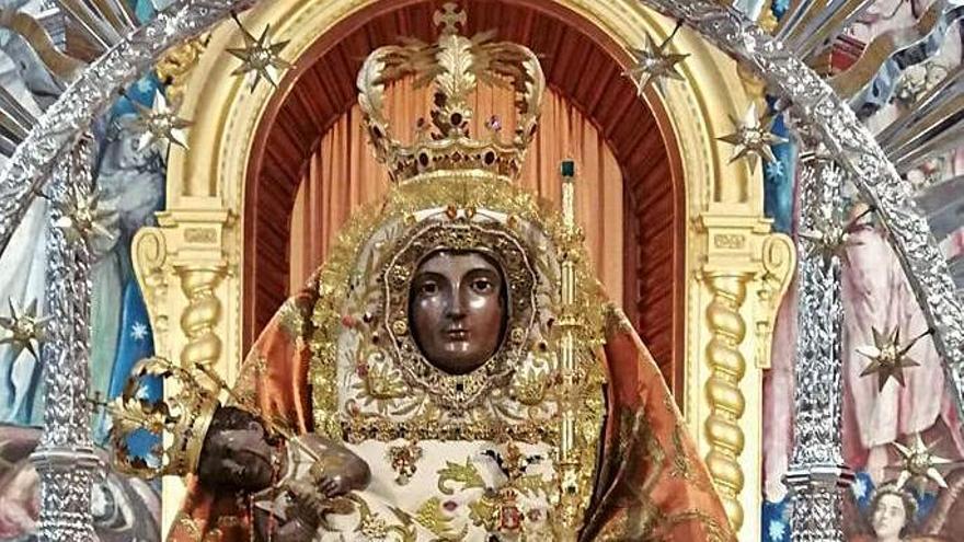 La Virgen de Candelaria luce un manto nuevo.