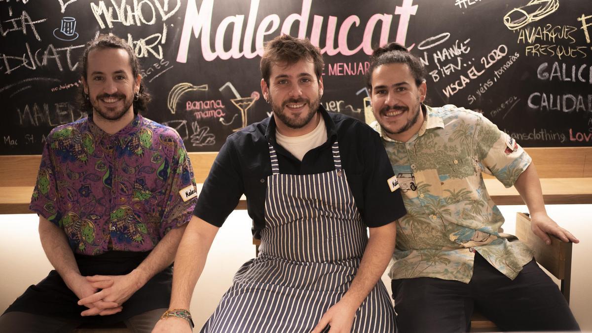 Los hermanos Ignasi y Marc García y, en medio, el cocinero Víctor Ródenas, dueños de Maleducat.