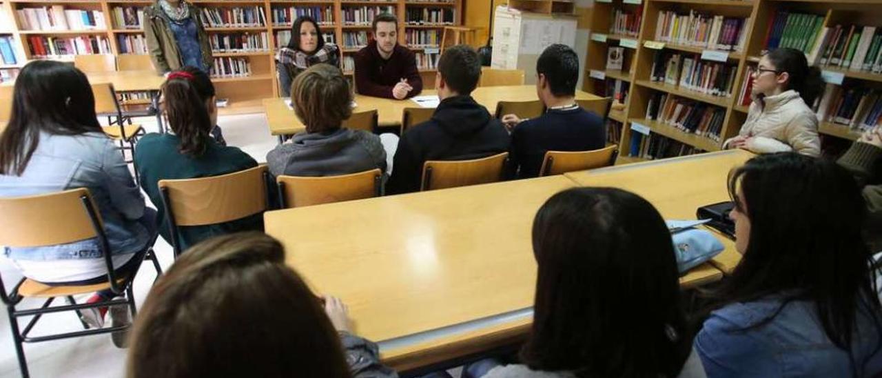 La pareja de alumnos contó sus experiencias, ayer, a sus compañeros de clase. // Bernabé/Gutier