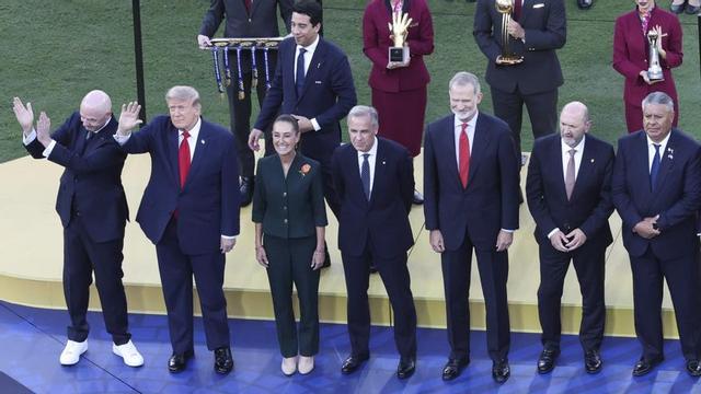 Gianni Infantino, Donald Trump, Claudia Sheinbaum, Mark Carney, el rey Felipe VI y Rafael Louzán, en la entrega de medallas. | EFE