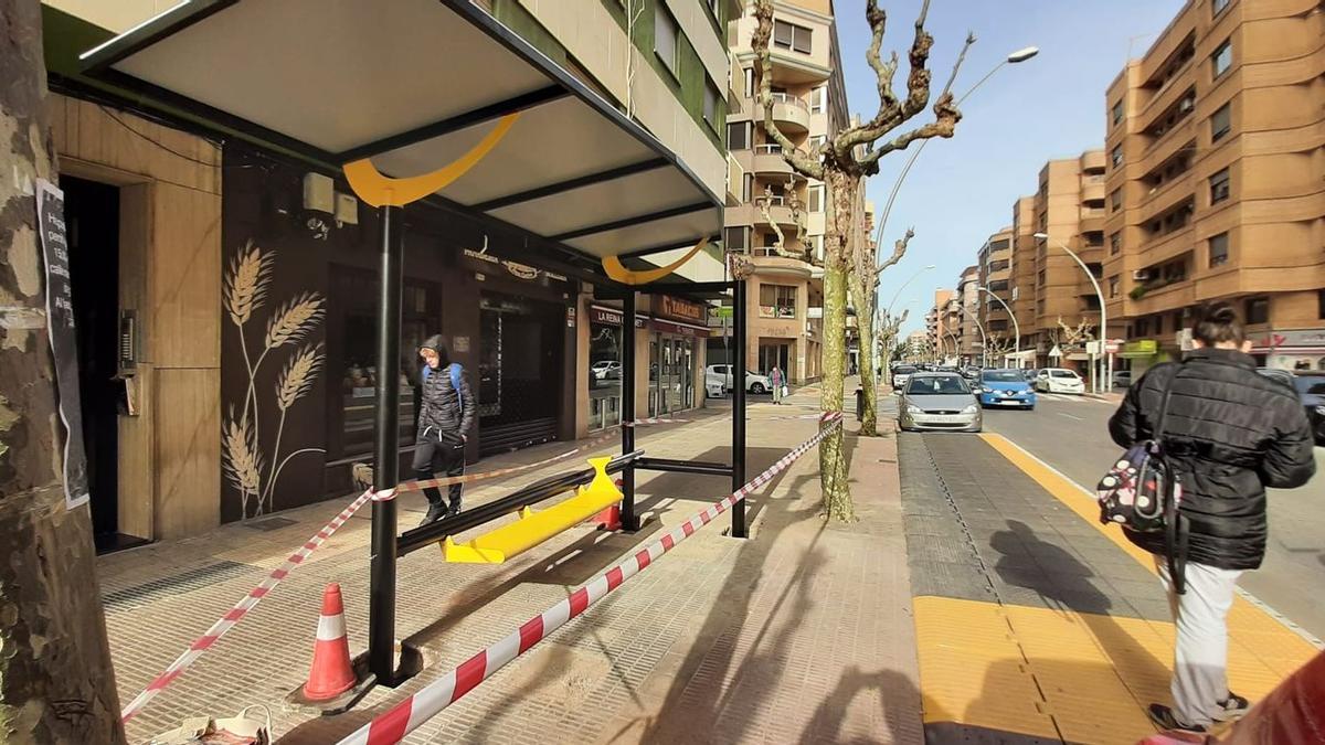 Imagen de la marquesina que, con el amarillo corporativo, se instala en una parada del autobús en la avenida Tàrrega.