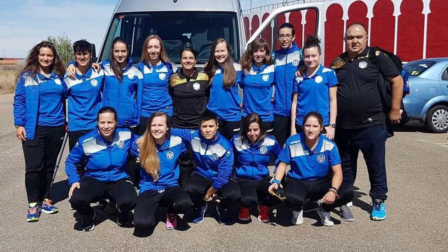 El conjunto blanquiazul, antes de salir hacia el partido.