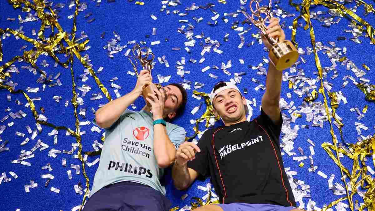Di Nenno y Augsburger en una divertida imagen en el suelo del Movistar Arena con sus trofeos
