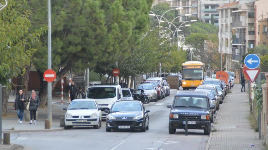 Vista general del carrer Avinyonet des de la rotonda de la carretera de Llers. | SANTI COLL