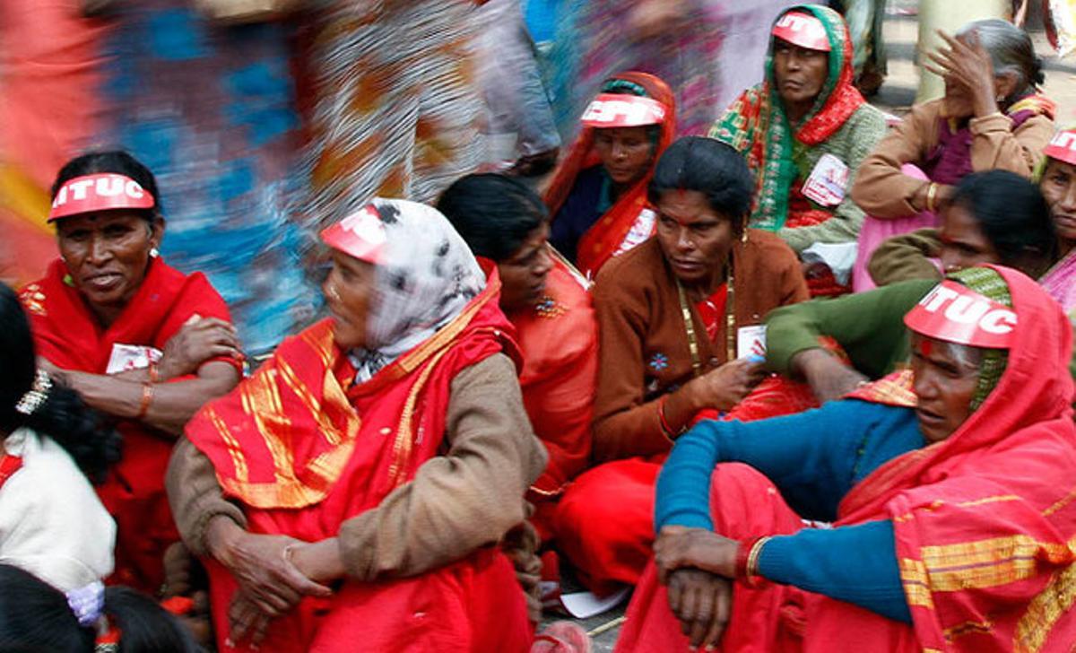 Diversos manifestants durant una marxa a Nova Delhi. Desenes de milers de sindicalistes, entre ells els d’un grup vinculat al govern, es van manifestar per protestar per la pujada dels preus dels aliments.