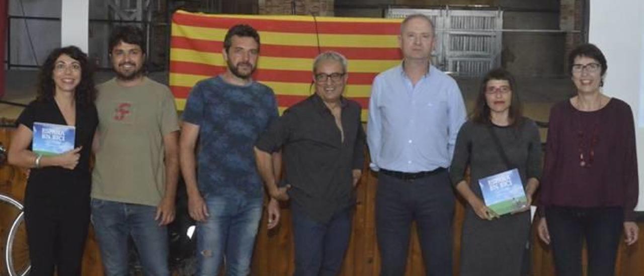 Tortosa presenta su nuevo libro ante una multitud en una fiesta a dos ruedas