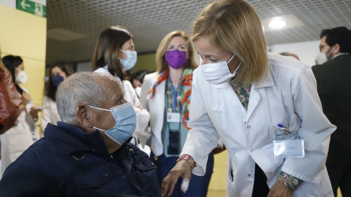 La directora gerente del hospital Reina Sofía, Valle García, junto a José García, paciente que está en diálisis.