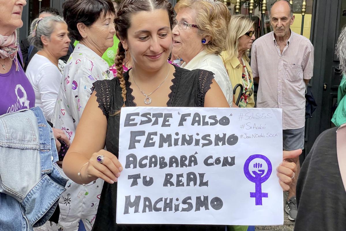 Una manifestante en la protesta contra Rubiales muestra una pancarta.