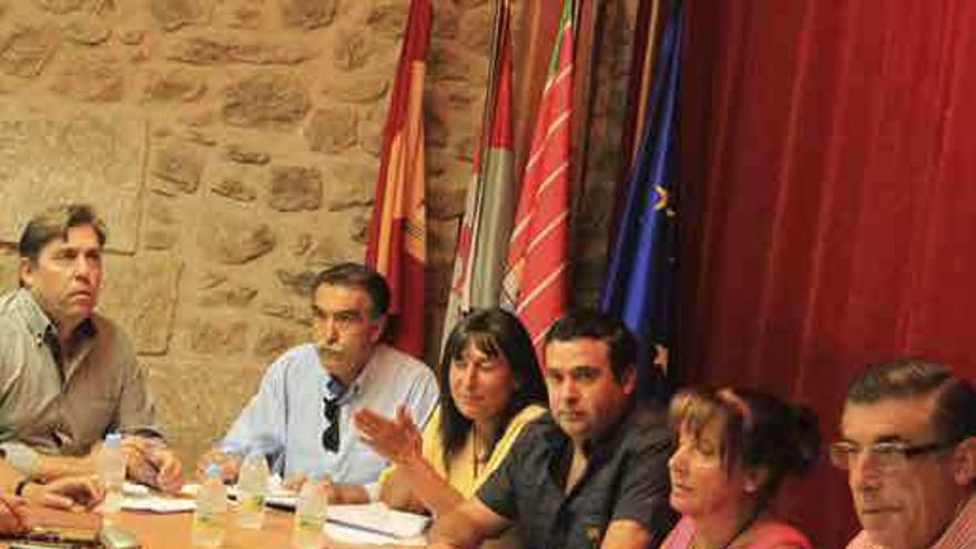 Corporativos del Ayuntamiento de Fermoselle en un anterior Pleno.