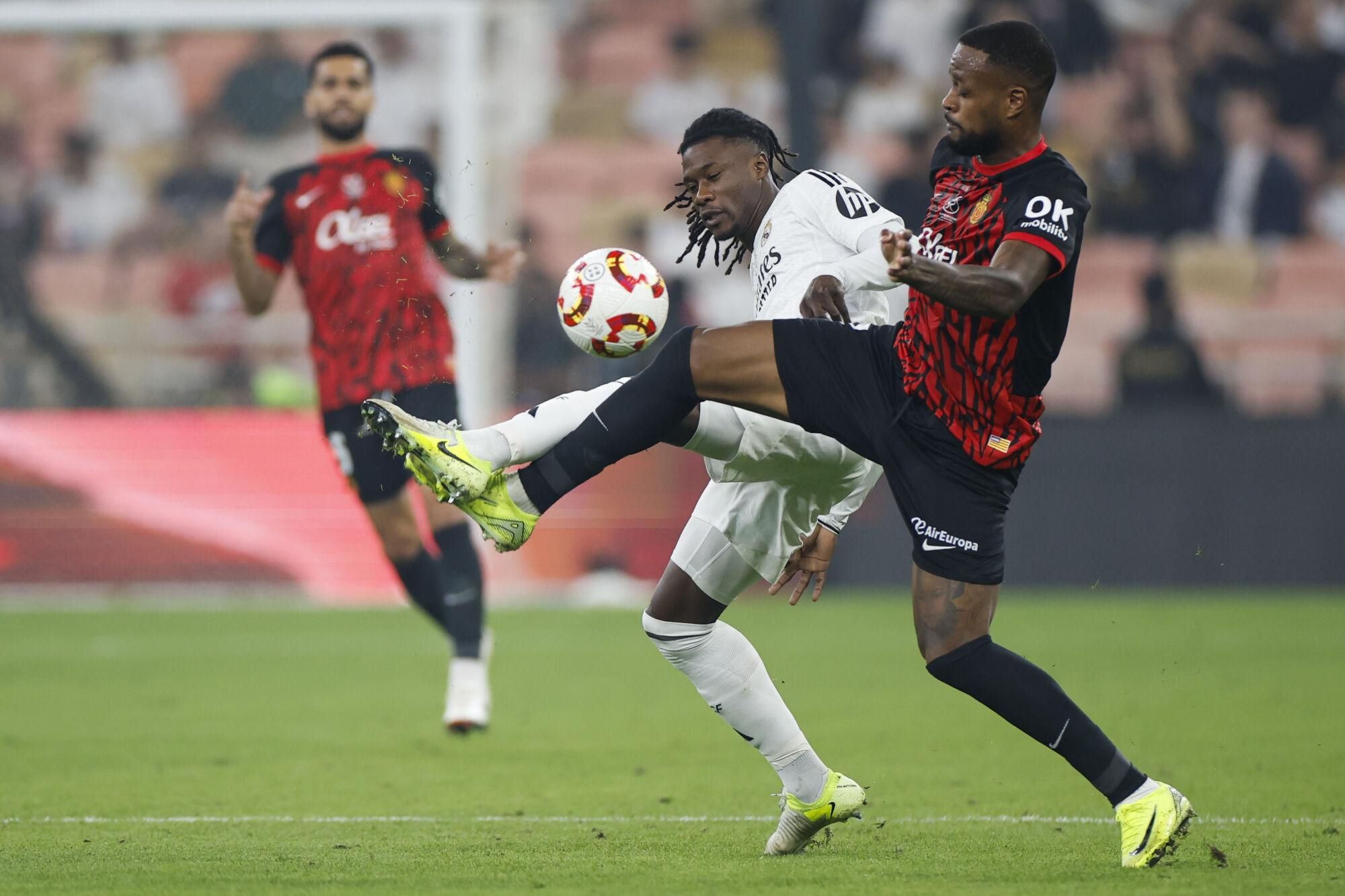 YEDA (ARABIA SAUDÍ), 09/01/2025.- El centrocampista francés del Real Madrid Eduardo Camavinga disputa un balón ante el delantero canadiense del Mallorca Cyle Larin (d) durante el el partido de semifinales de la Supercopa de España de fútbol entre el Real Madrid y el Mallorca, este jueves en Yeda. EFE/ Alberto Estévez