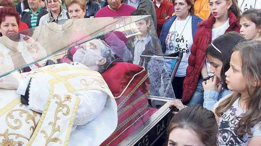 Las reliquias del santo a su llegada ayer al Colegio Salesianos de Ourense.  // Jesús Regal