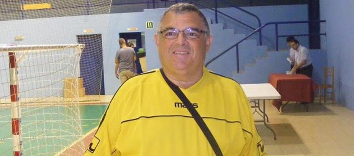 Tomás Ruiz junto a una portería de balonmano