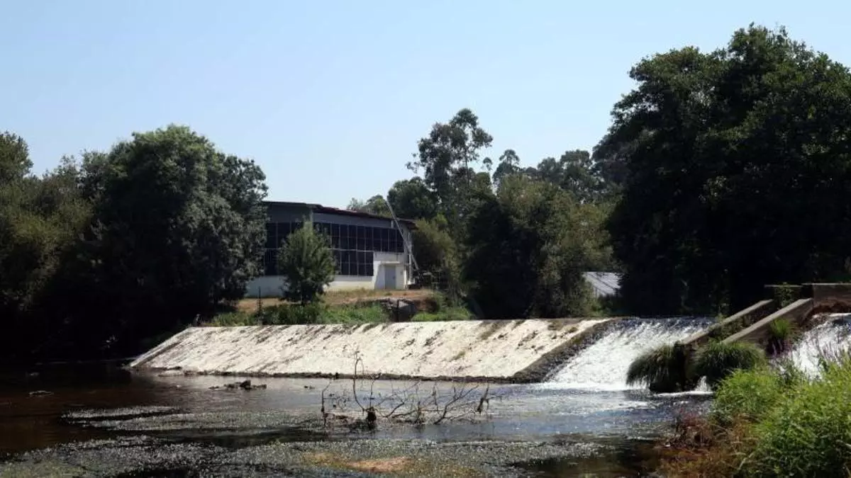 La red de agua de O Salnés resiste al límite un seco mes de julio