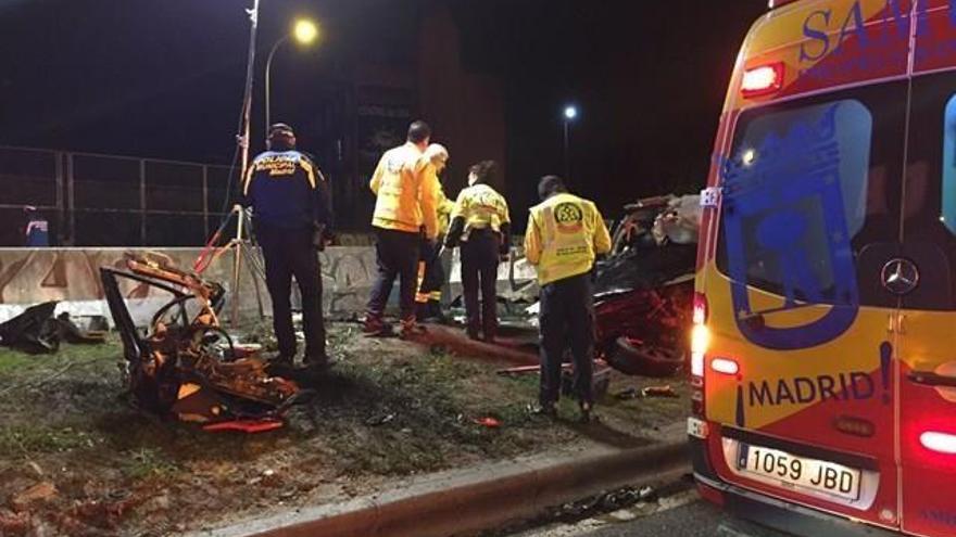 Mueren dos jóvenes y cuatro resultan heridos al estrellarse con su coche