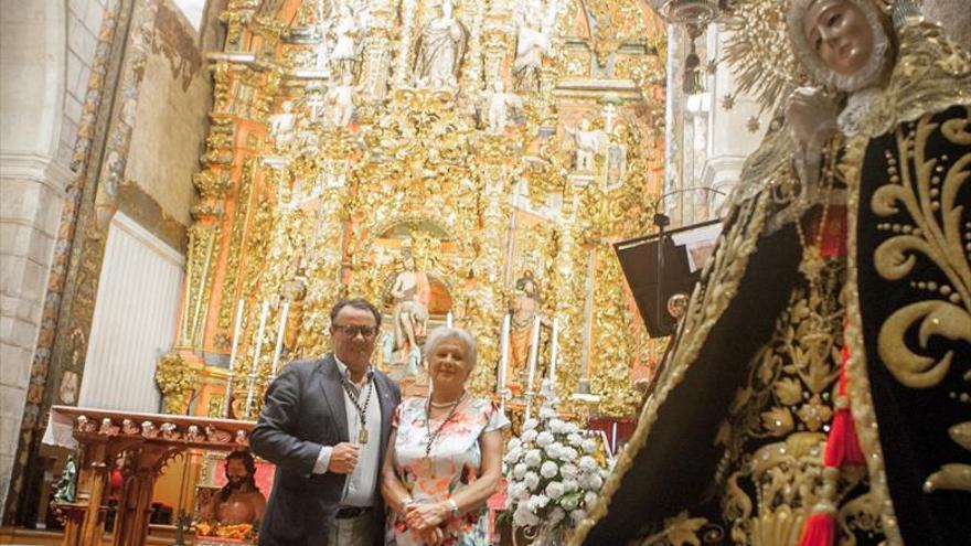 La Hermandad pacense de la Soledad realza la procesión del día de la patrona