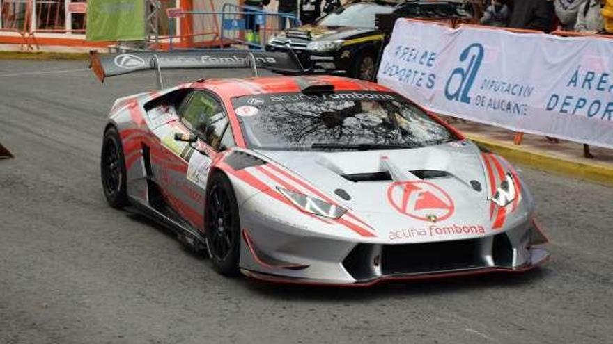 Fombona, ayer, en su Lamborghini Huracán Supertrofeo durante la subida a Les Revoltes d&#039;Ibi.