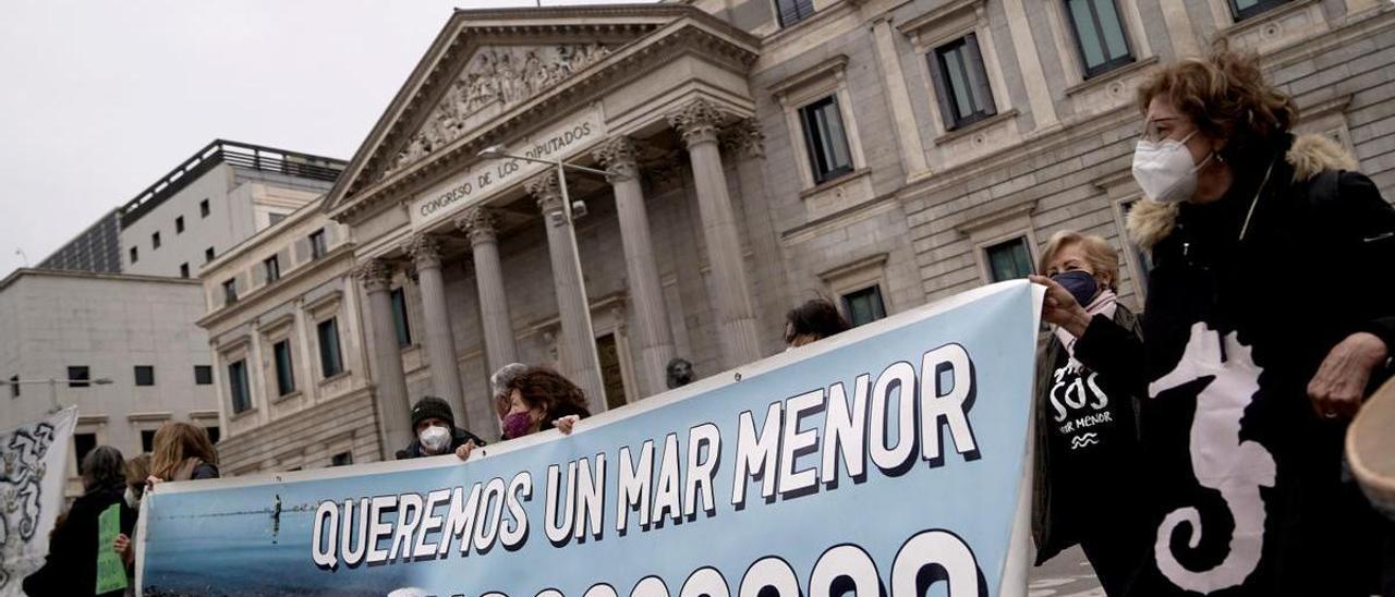 Concentración frente al Congreso de los Diputados en defensa del Mar Menor.