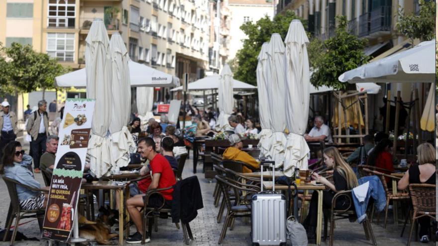 Denunciadas 31 terrazas en Málaga por no tener autorización o por ocupación indebida de la vía