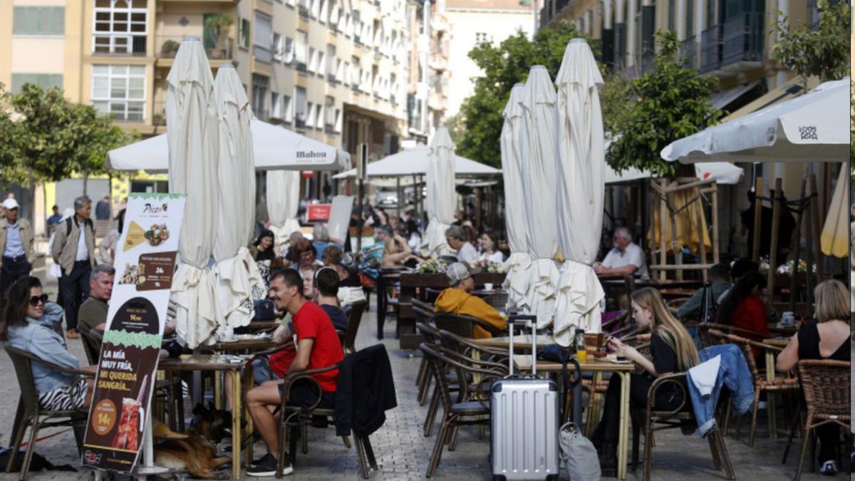 Clientes en una terraza de un establecimiento de hostelería en Málaga.
