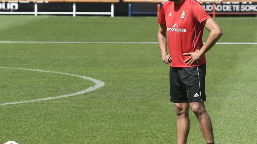 Gustavo Munúa da instrucciones en un entrenamiento.