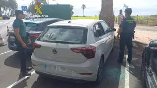 Rescatan a un bebé atrapado en un coche en Canarias