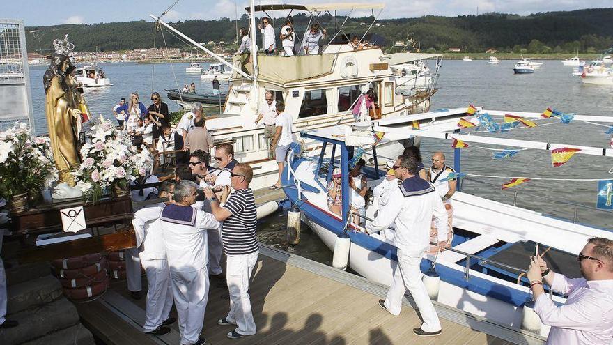 El Nalón embarca a la Virgen del Carmen