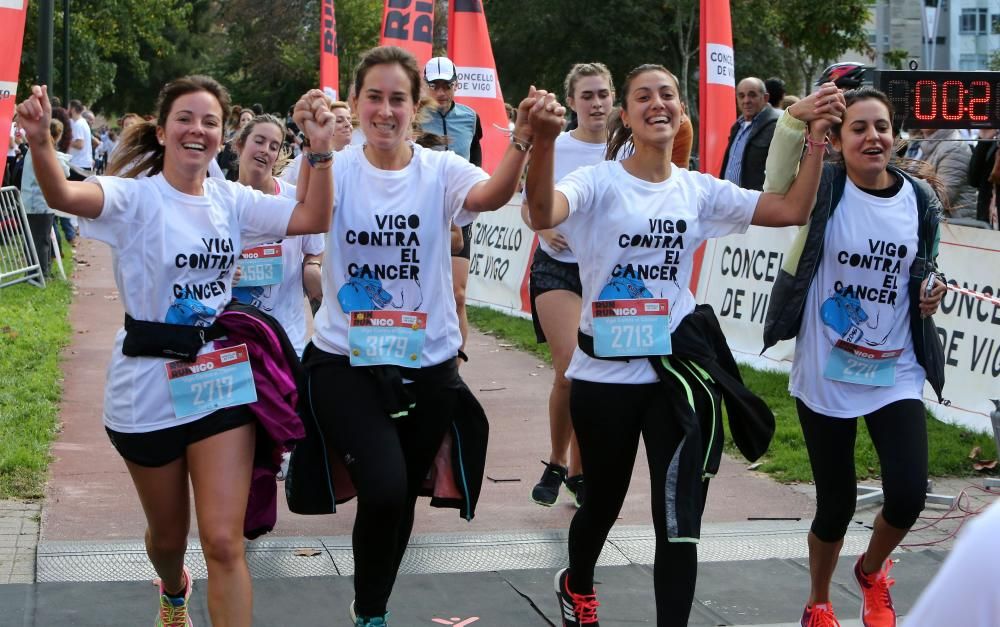 Más de 3.500 personas participan esta mañana la Carrera Vigo Contra el Cáncer.