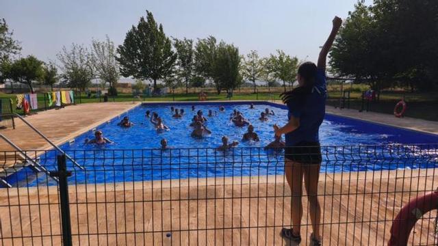 Los vecinos participan en una actividad acuática.