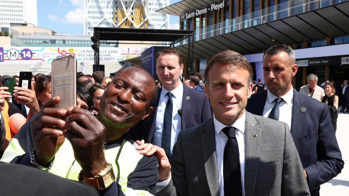 A Emmanuel Macron le salió un fan inesperadado