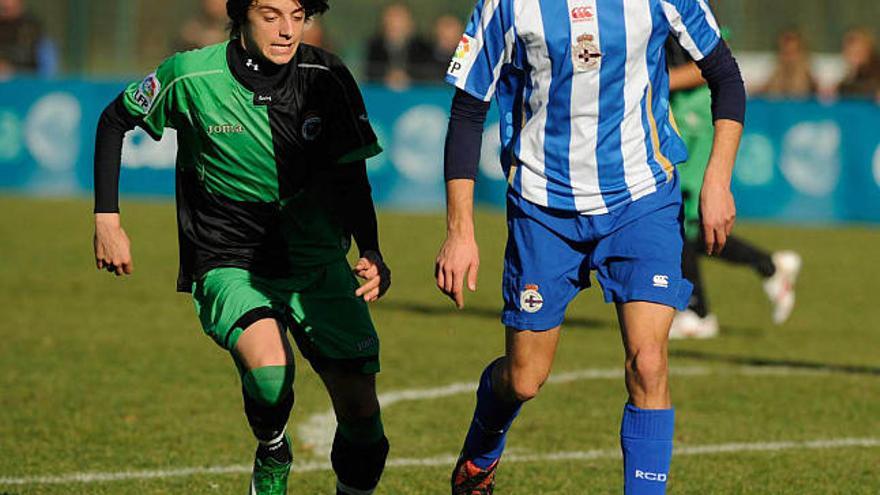 Juan Domínguez conduce el balón ante un juvenil del Racing. / pardellas