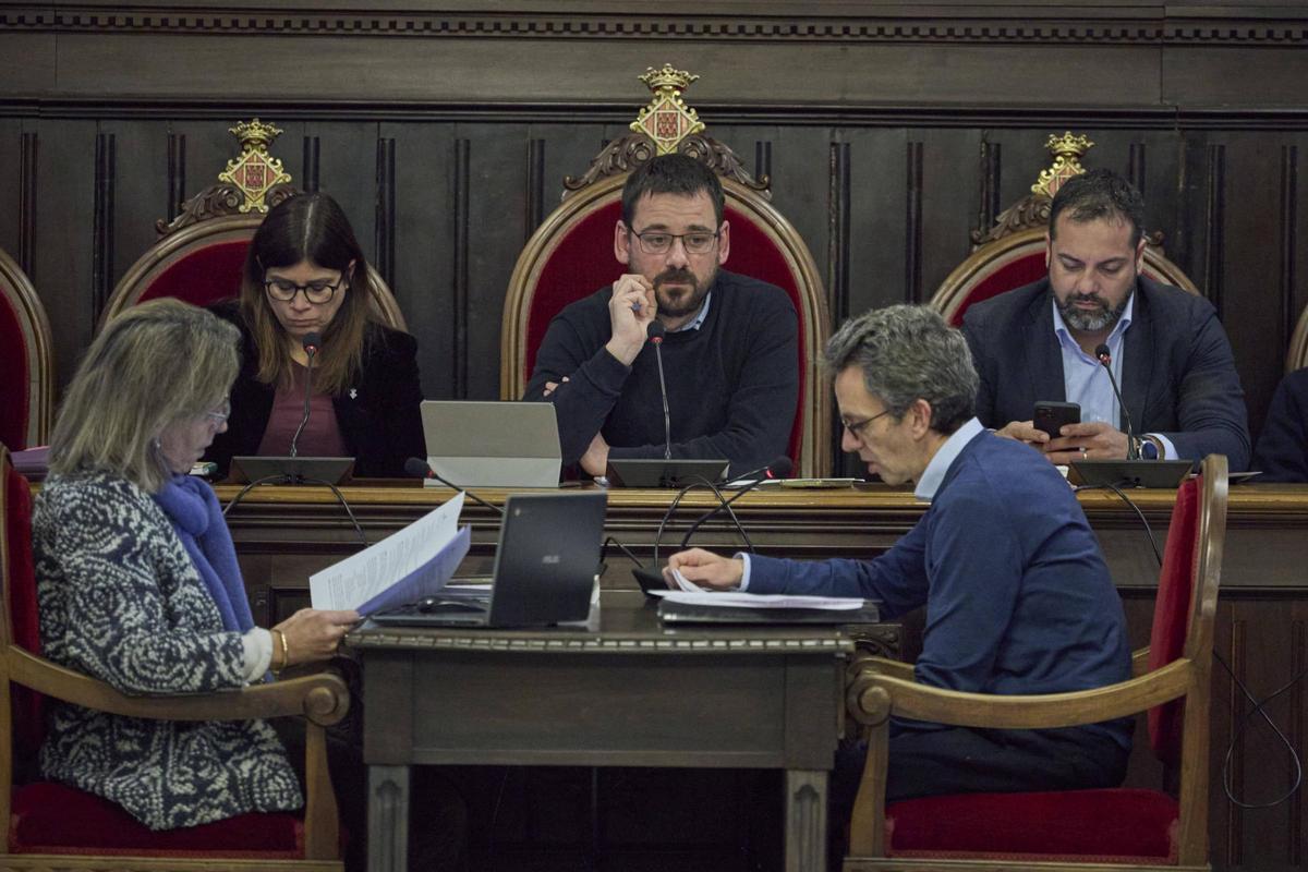 Gemma Geis, Lluc Salellas i Quim Ayats durant el ple d'aquest dilluns.