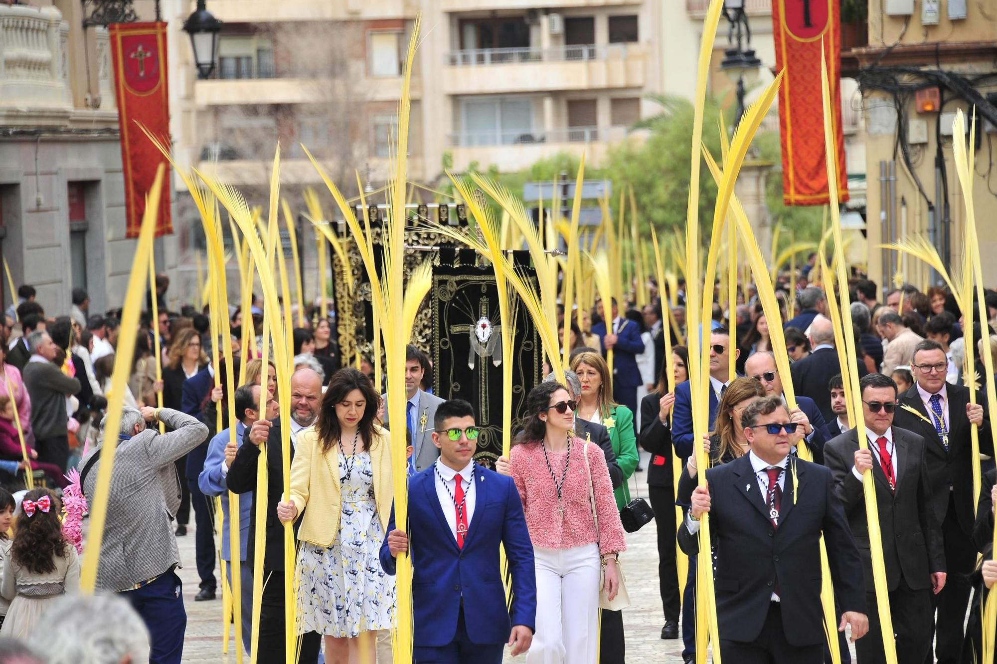 Miles de palmas blancas llenan Elche de tradición