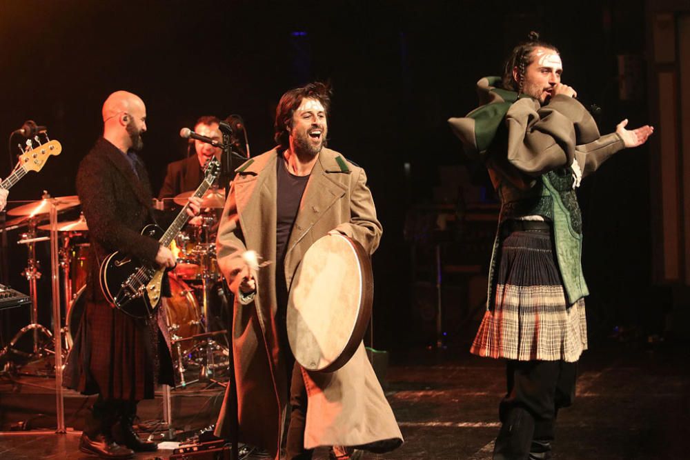 Concierto en el Teatro Cervantes protagonizado por Mastodonte, el dúo encabezado por Asier Etxeandia, actor que ha estado presente en la Sección Oficial de la pasada edición del certamen con 'Sordo'