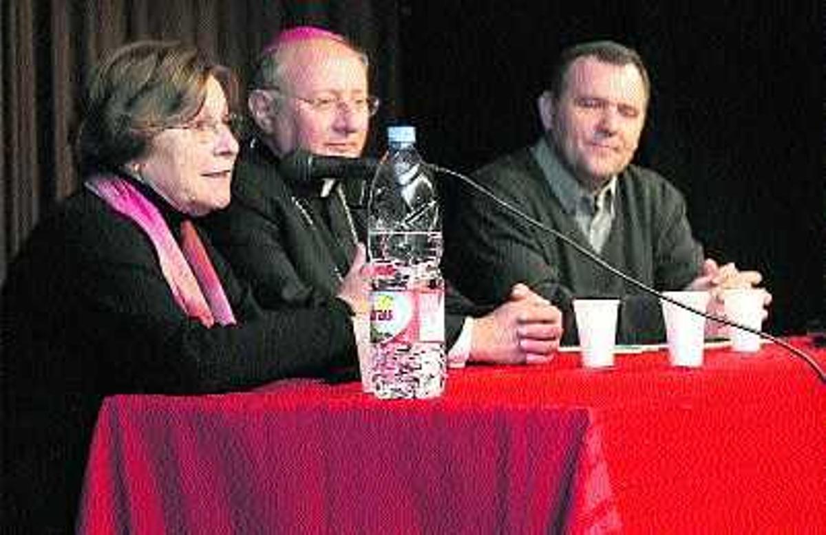 María Marí acompañada por el obispo Vicente Juan Segura y el conferenciante Serafín Suárez / Moisés Copa
