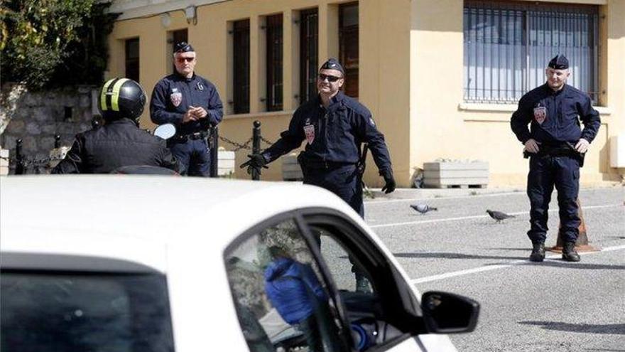 Francia despliega a más de 100.000 policías para hacer cumplir el confinamiento
