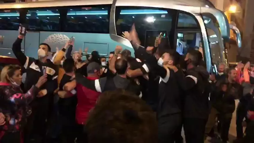Los jugadores del CD Buñol, recibidos como héroes