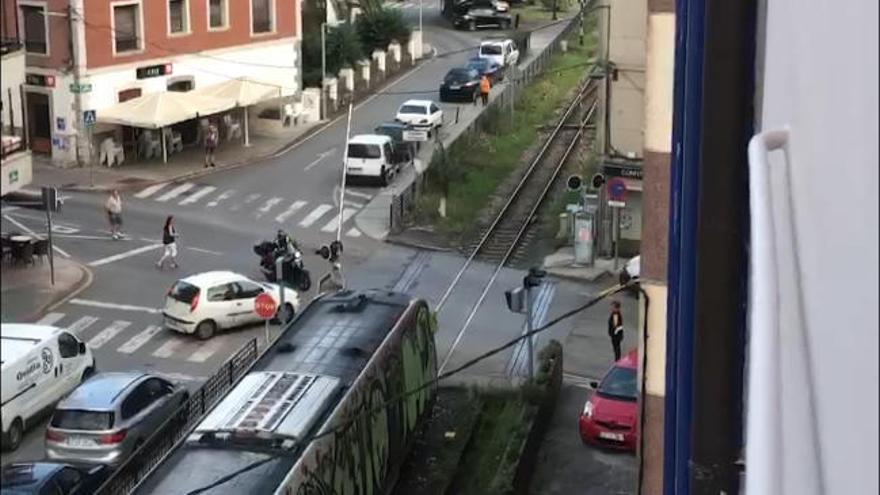 Dos trenes pasan por el cruce de Posada de Llanes con las barreras levantadas por una avería