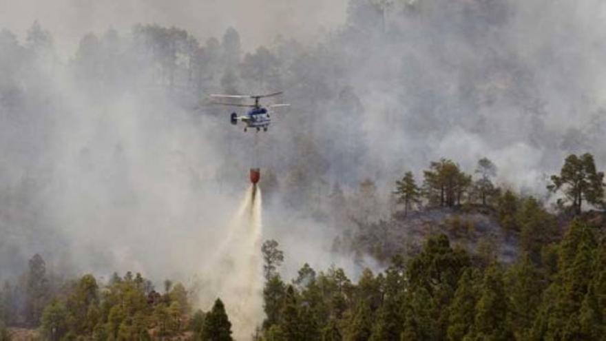 Desalojadas 1.800 personas por el incendio en Vilaflor (Tenerife)