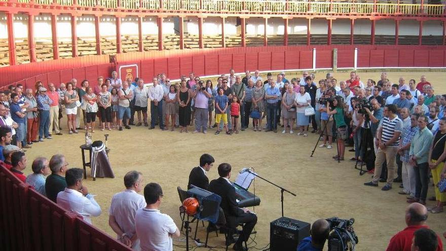 Aficionados reunidos en la plaza de toros guardan un minuto de silencio. Foto