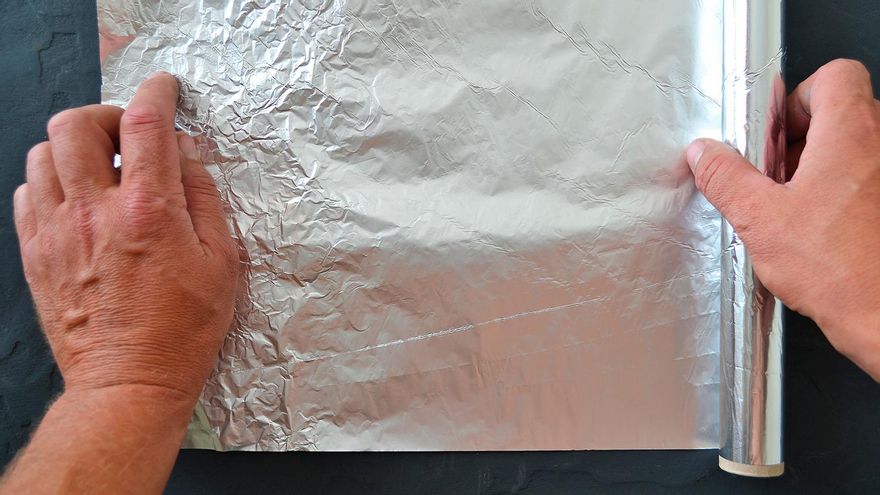 Envolver el brazo en papel de aluminio, la solución que más gente hace en su casa por la noche