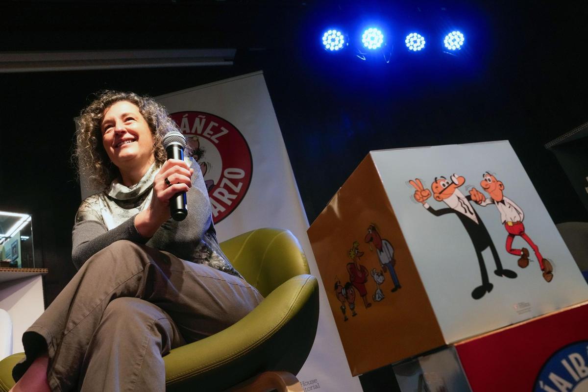 Barcelona homenajea a Francisco Ibáñez con un circuito urbano de dioramas dedicados a sus personajes. En la imagen, Nuria Ibáñez, hija del dibujante e historietista.