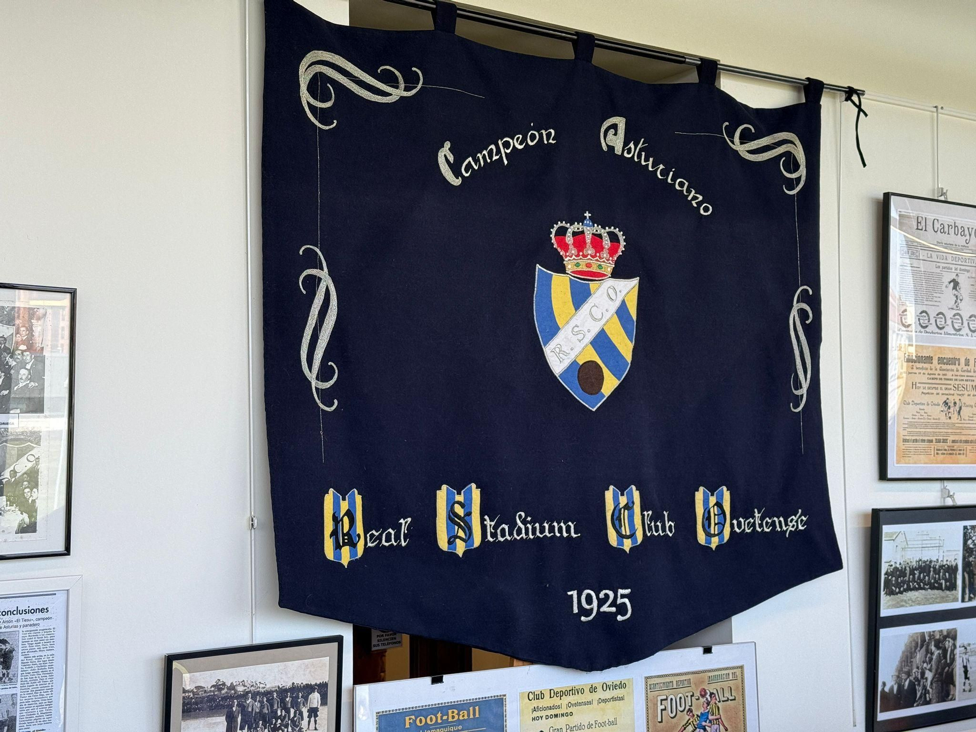 Así fue la inauguración de la exposición Fundadores del Real Oviedo en Lugo de Llanera
