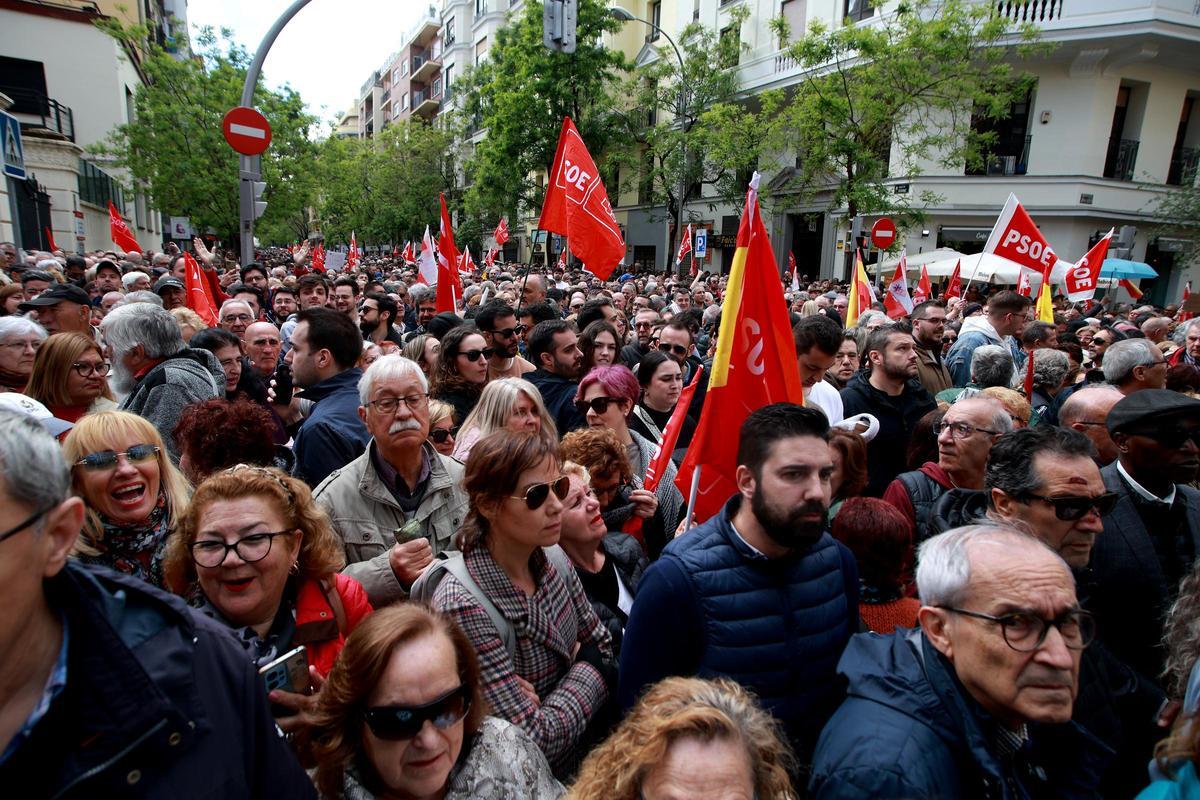 Miles de militantes socialistas se concentran bajo la lluvia en Ferraz en apoyo a Sánchez