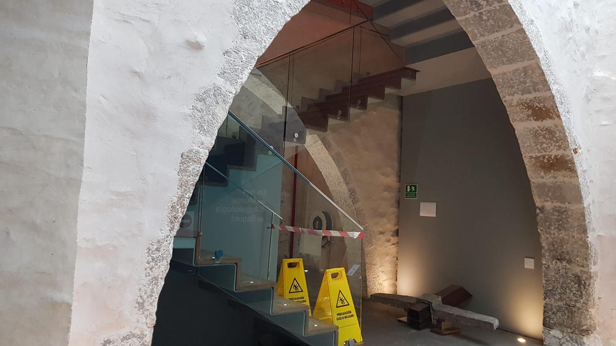 Cinta y señales que advierten de la prohibición de subir al segundo piso del museo.