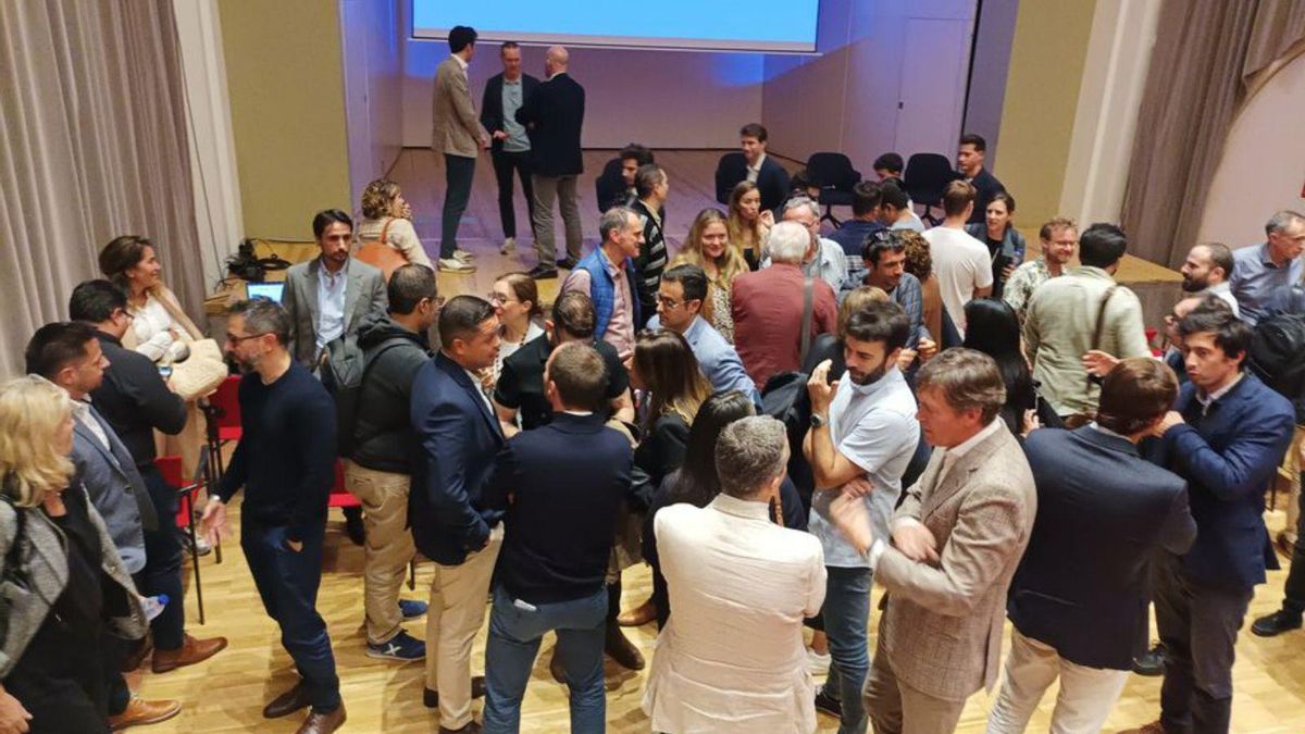 Empresaris i emprenedors compartint experiències a Figueres.
