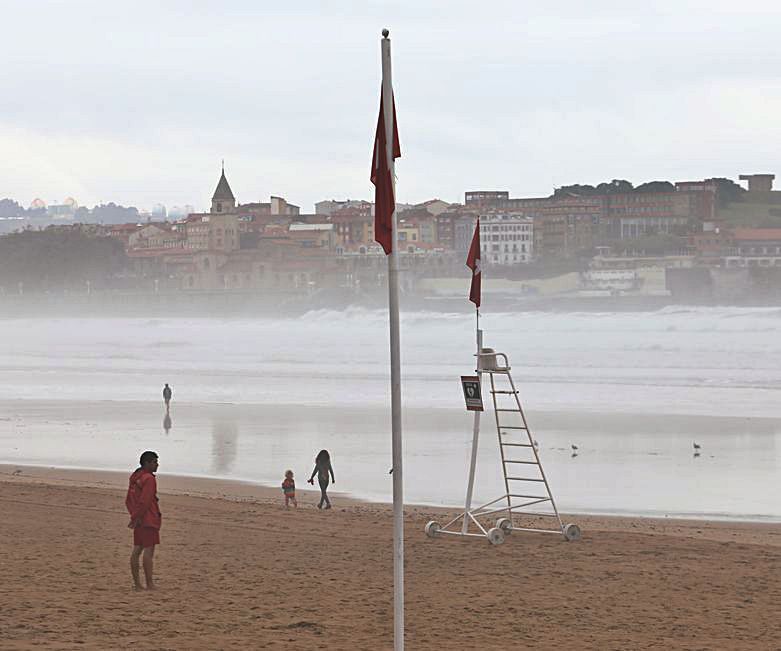 La playa de San Lorenzo, ayer, con la bandera roja ondeando. | Juan Plaza