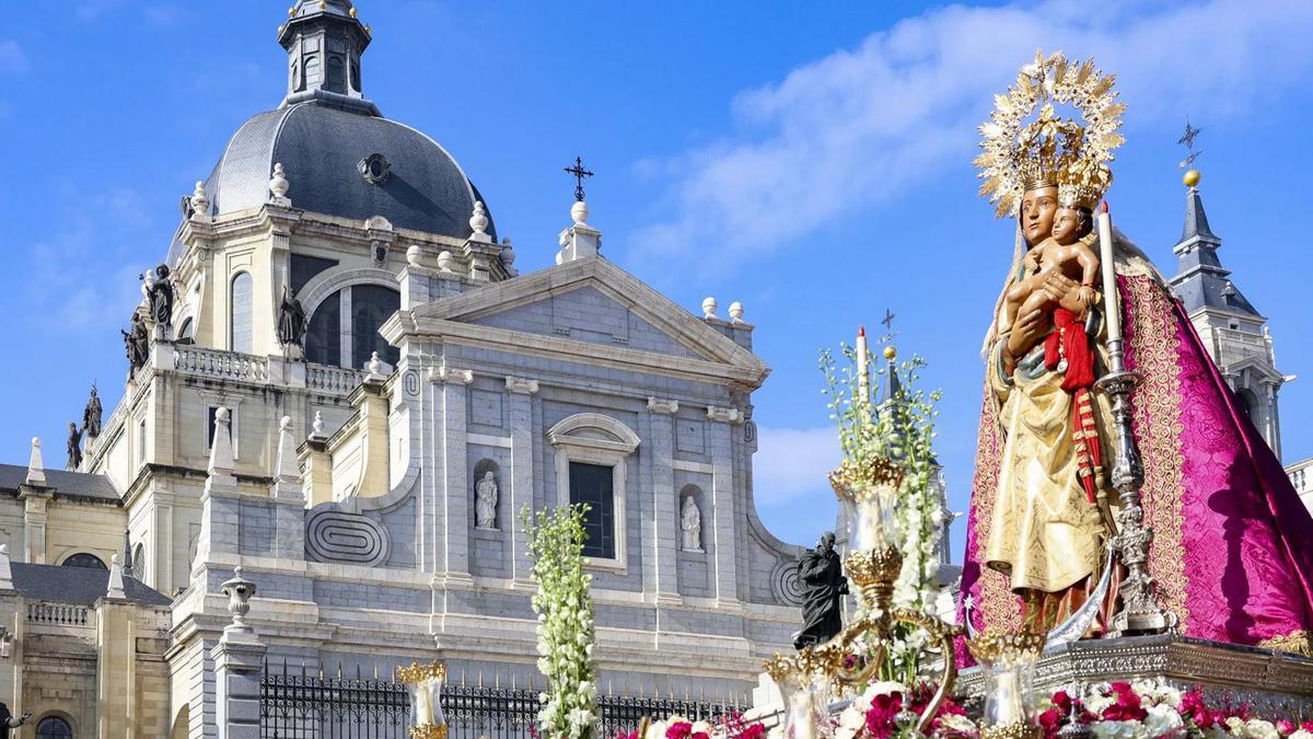 Durante todo el fin de semana, la explanada de la catedral se abrirá para recibir las flores y donativos