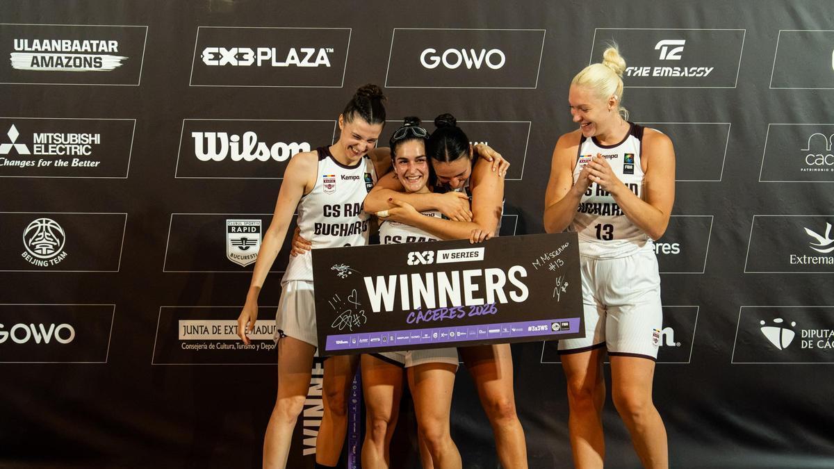 Las jugadoras del Rapid festejan su victoria.
